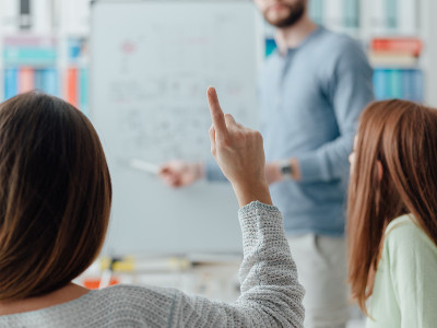 研究员正在给学生们讲课