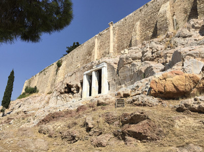 thrasylum的舞蹈纪念碑是建于公元前320-319年的一座纪念建筑，位于雅典卫城南侧的人造陡坡
