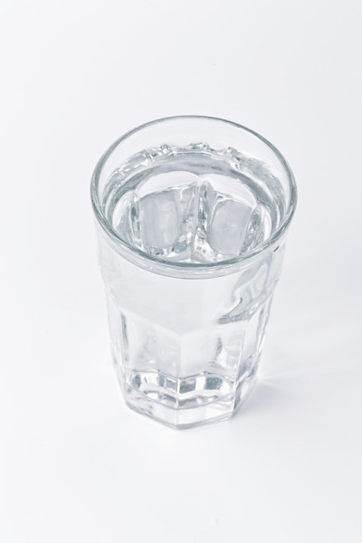 白底上的一杯水