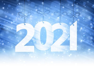 2021纸标牌挂在蓝色背景彩带上。