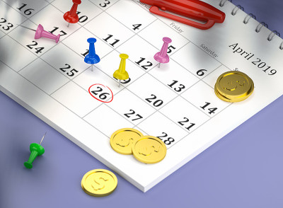 等距3D渲染日历与彩色大头针和金币。2019年4月26日日历圈出发薪日或工资或支票。固定,特写镜头。