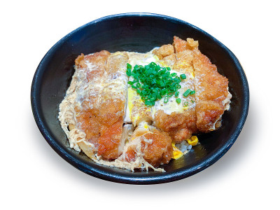 黑色杯子里的日本食物，白色背景