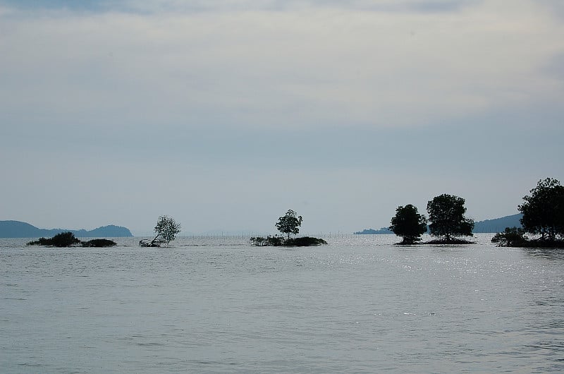 泰国。多云天气的海景。旅游的概念。