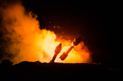 火箭发射与火云。携带核弹头的核导弹在夜晚瞄准灰暗的天空。弹道火箭战争背景。世界大战警报
