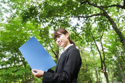 年轻的女商人拿着文件