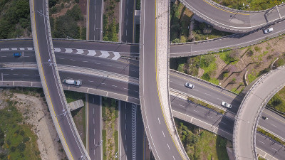 城市公路、立交、立交桥鸟瞰图。