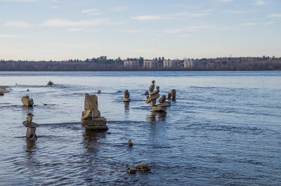 加拿大安大略省渥太华，渥太华河沿岸的Inukshuks