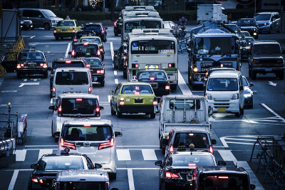 一辆汽车在交通道路上行驶的景象