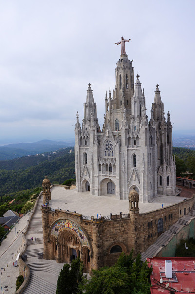 从巴塞罗那耶稣圣心赎罪教堂(圣殿Expiatori del Sagrat Cor)高处俯瞰