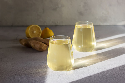 发酵康普茶饮料在一个玻璃杯。