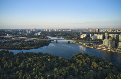 空中城市景观与河流和森林