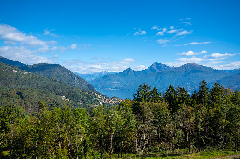 Menaggio村和科摩湖与山的全景