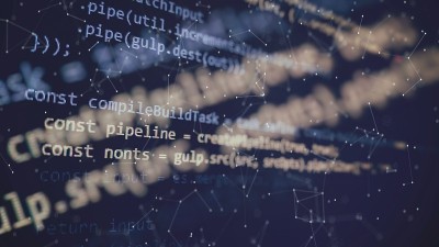 桌面PC显示器照片。Javascript函数，变量，对象。项目经理提出新的想法。未来的技术创造过程。