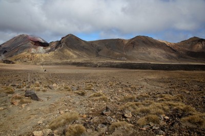 火山景观和步行道。