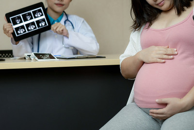 孕妇和妇科医生在医院