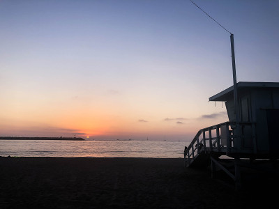 秋天，太平洋上空的马里纳德雷岛，夕阳西下