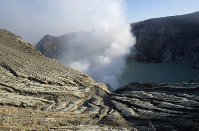 从火山口冒出的烟