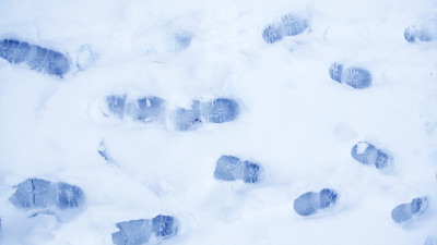 冬天雪地里肮脏的脚印。靴子在路上的踪迹