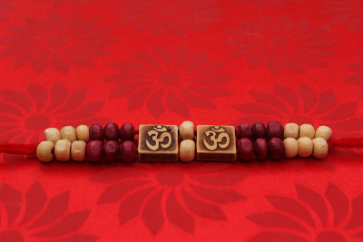 Rakhi:一种传统的印度腕带，象征着兄弟姐妹之间的爱。