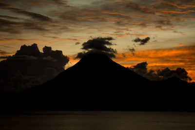 圣佩德罗火山的剪影夜景