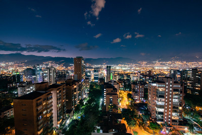 城市和天空的夜景。