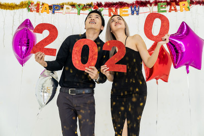 夫妇庆祝2020年派对