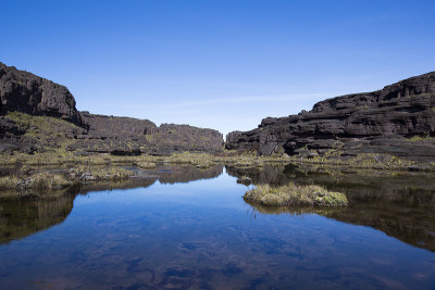 罗赖马山的顶峰，一个火山黑色的驼鹿景观