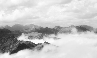 比利牛斯山黑白全景图