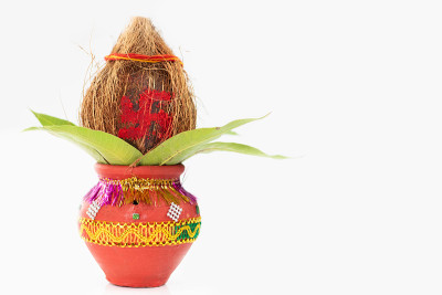用椰子，芒果叶装饰的赤陶土壶卡拉什，用于Navratri Pooja, Dussehra Puja,