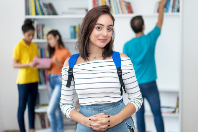 白人女学生和一组学生