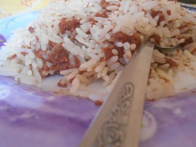 用叉子夹咸牛肉和米饭