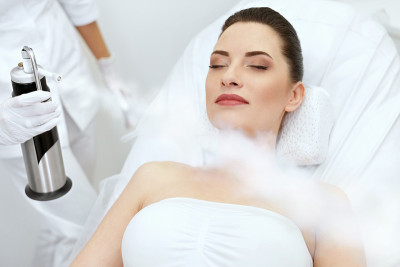 美容。美容中心做面部氧冷冻疗法的女性