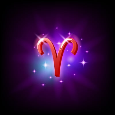 白羊座图标在太空风格的黑暗背景与星系和星星。黄道十二宫的火矢量图。