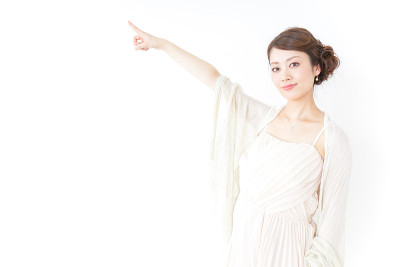 穿衣服的女人指着鞋面