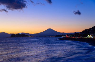 黄昏中的Enoshima和富士山