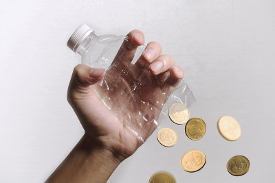 塑料瓶转钱。回收塑料瓶来赚钱