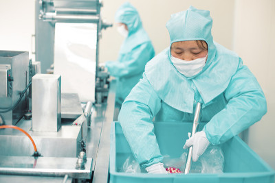 制药工厂工人