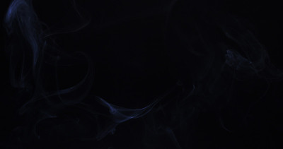 背光烟雾背景之上的黑色