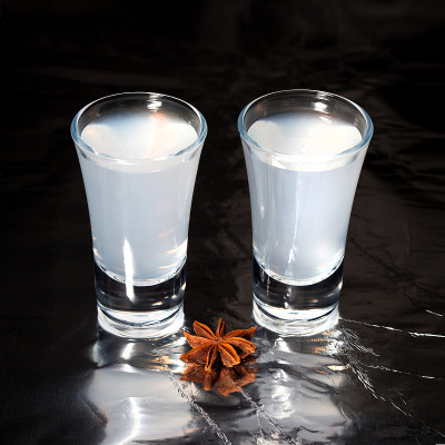 传统的希腊茴香酒在小酒杯