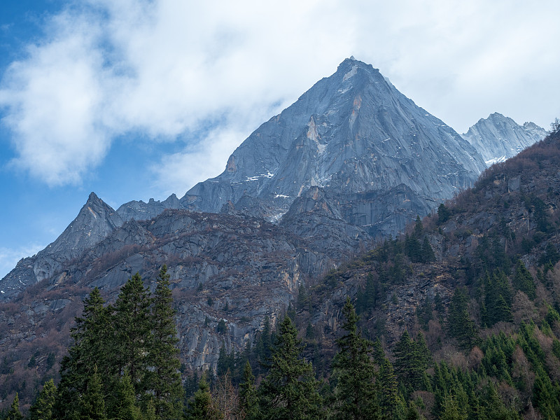 四姑娘山(四姐妹山，东方阿尔卑斯山)的景观，在阿加瓦族羌族自治州，中国四川省。