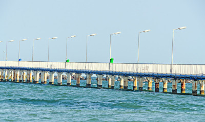 横跨黑海、海滨和海滨的大桥