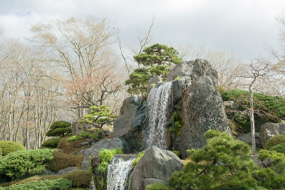 岩石和瀑布。