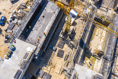 修建一条新公路。鸟瞰图。高架桥在进步