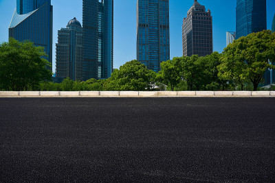以现代城市建筑为背景的空旷路面