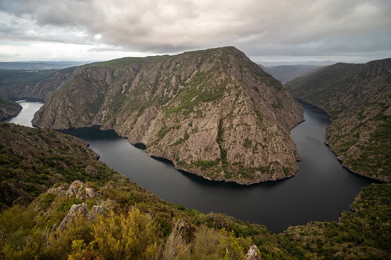 令人印象深刻的全景的Sil峡谷在Ribeira Sacra，加利西亚