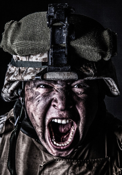 疯狂的士兵一边看着摄像机一边尖叫