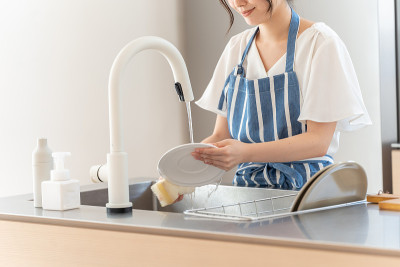 迷人的日本女人在厨房做饭