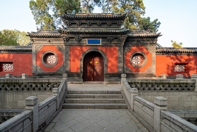 秋天，公园里有中国古建筑的阁楼和银杏树