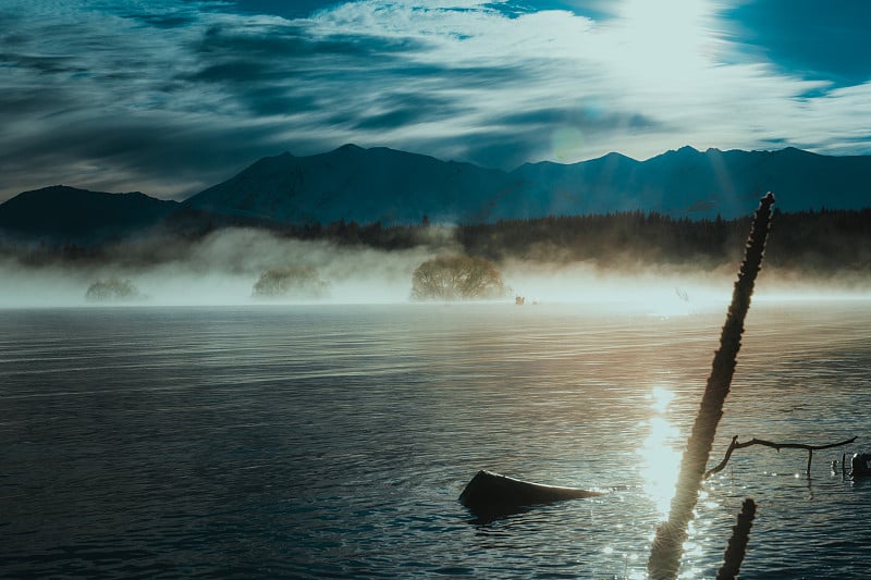 新西兰南岛普卡基湖的秋季景观，复古风格