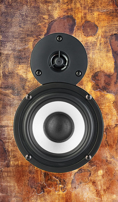 深色音乐扬声器。大声的听音乐。